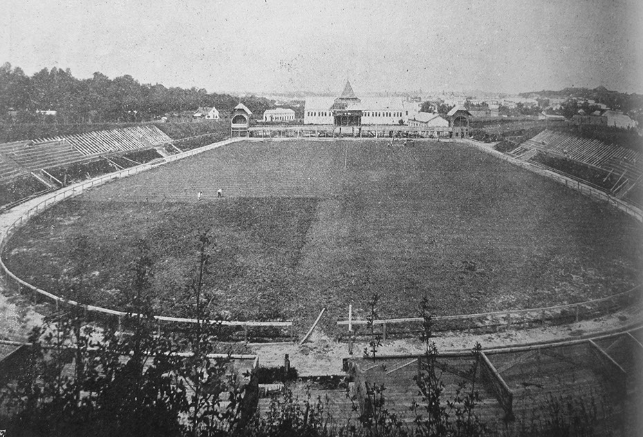 Boisko PTG Sokół Lwów przy ul. Cetnerowskiej w trakcie budowy (fot. Pamiętnik IV. Zlotu Sokolstwa Polskiego we Lwowie w dniach 27–29 czerwca 1903, Lwów 1904)